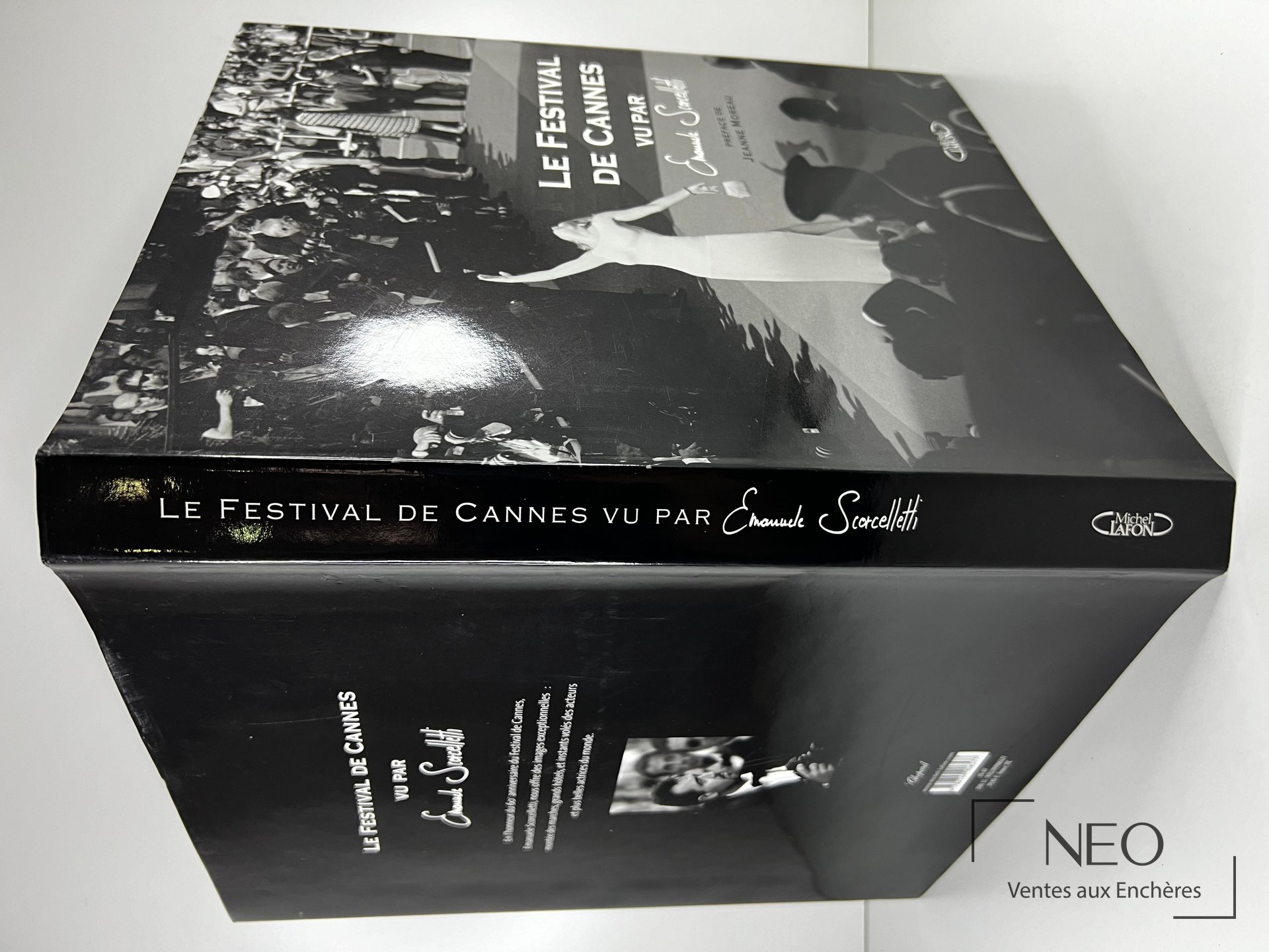 Livre noir illustré posé en angle