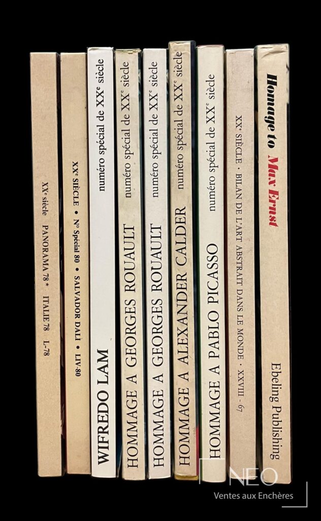 Neuf volumes reliés rangés côte à côte
