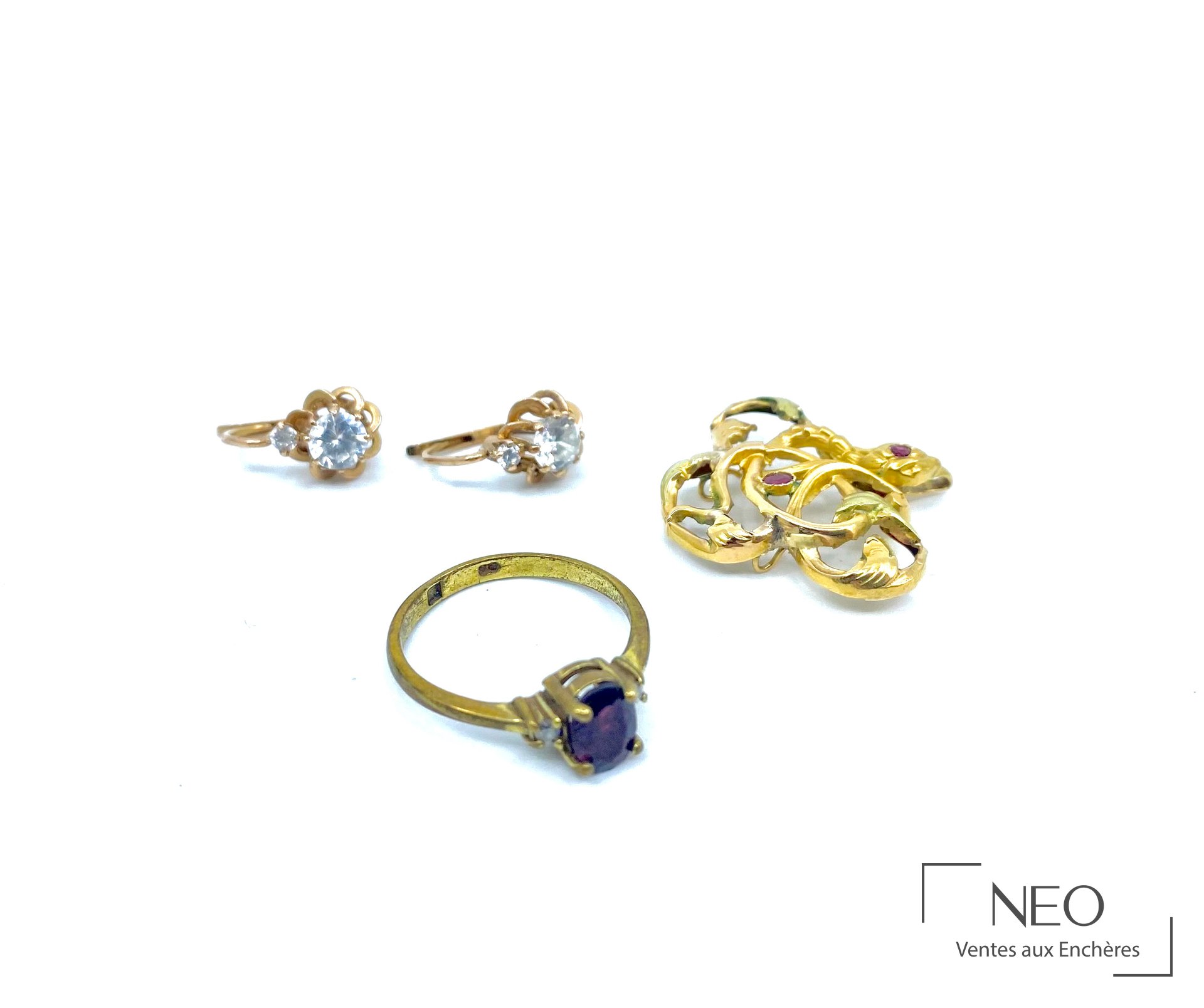 Ensemble de bijoux en or 14 carats et métal doré