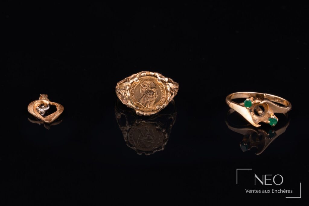 Trois bijoux en or jaune sur fond noir