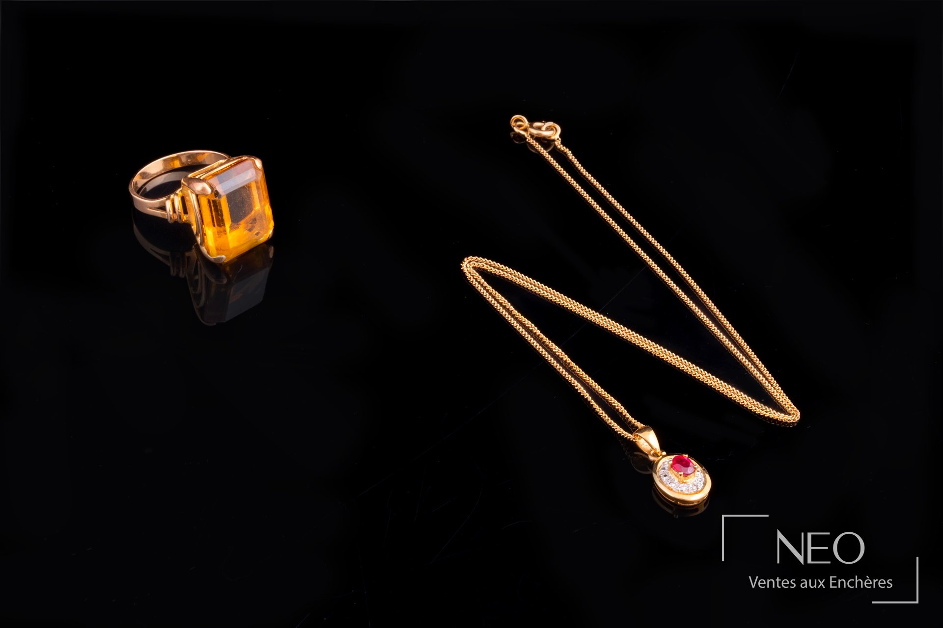 Ensemble en or jaune 18 carats, chaîne, pendentif et bague