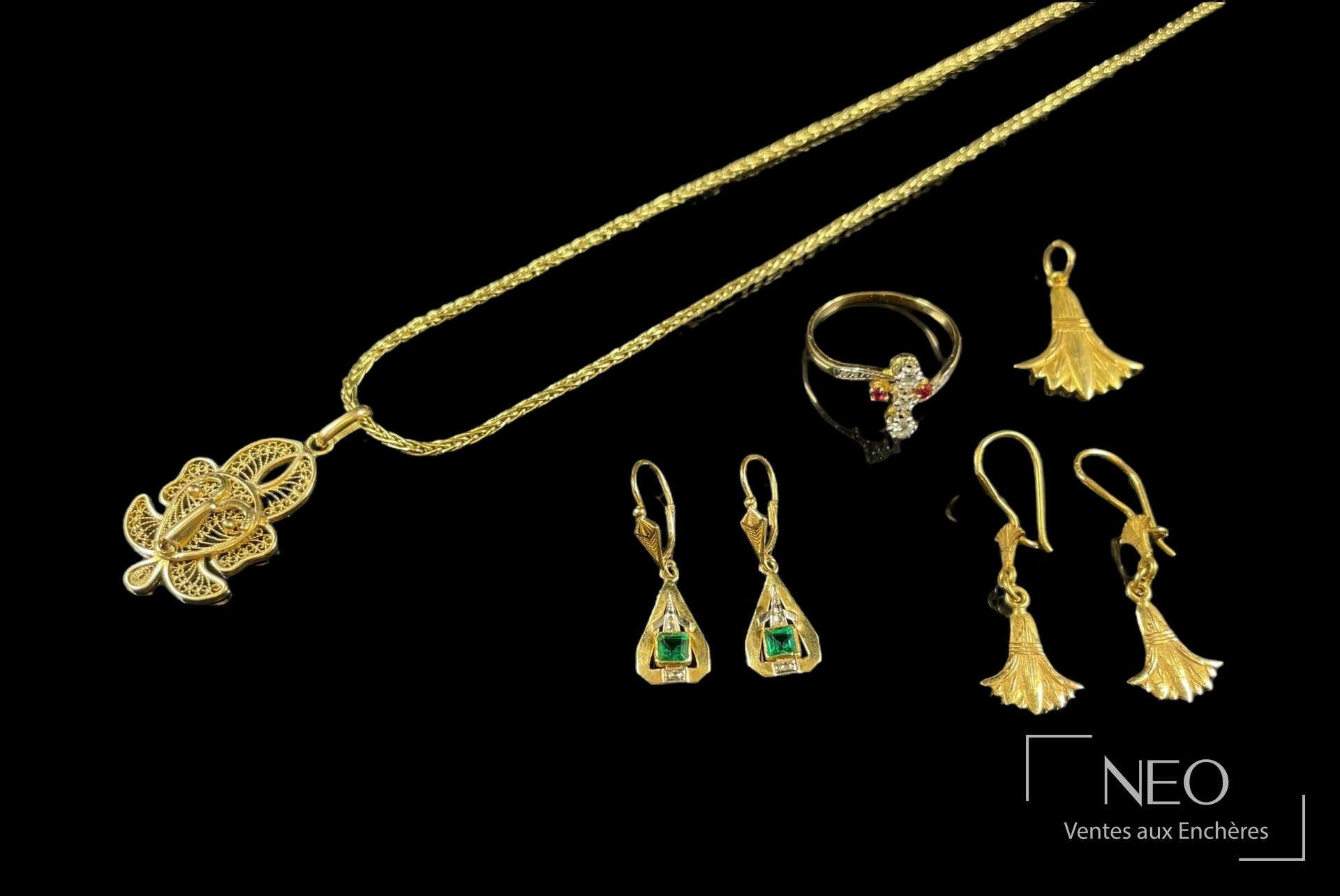 Ensemble de bijoux en or jaune 18 carats, platine et pierres