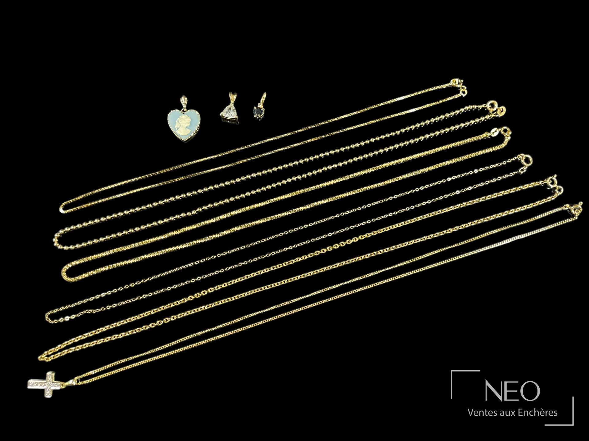 Ensemble de bijoux en or jaune 18 carats et pendentifs