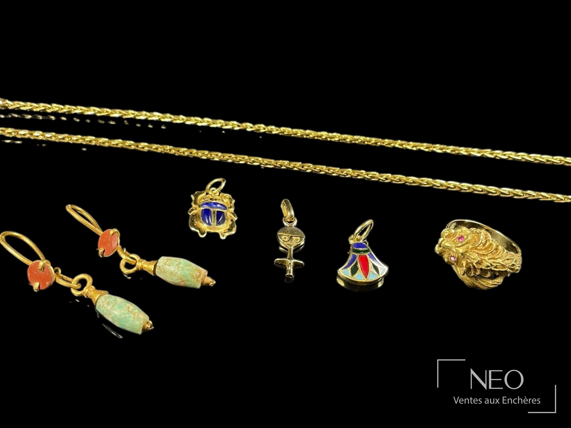Ensemble de bijoux en or jaune 18 carats, pendentifs, bague, chaîne et dormeuses