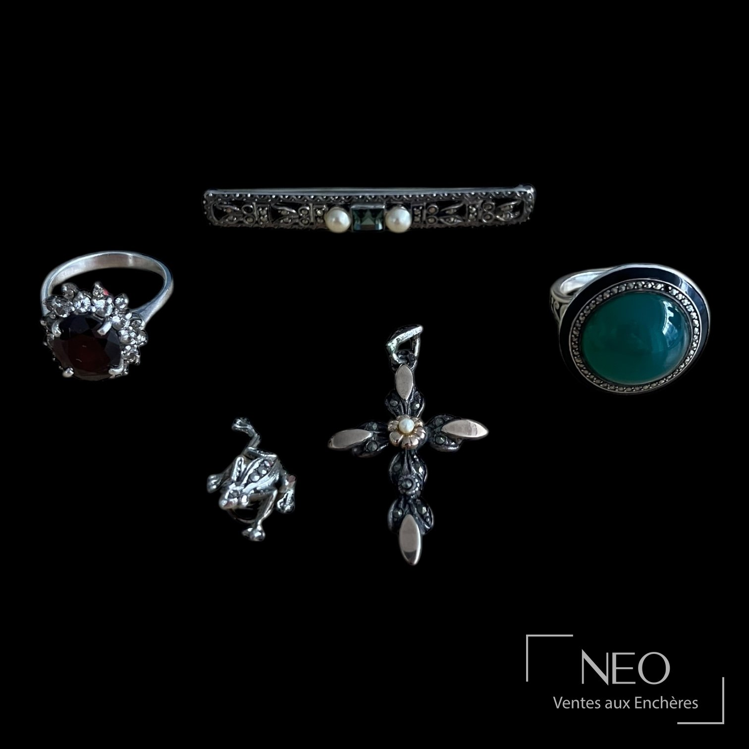 Ensemble de bijoux en argent, broche Art Déco, bagues et croix