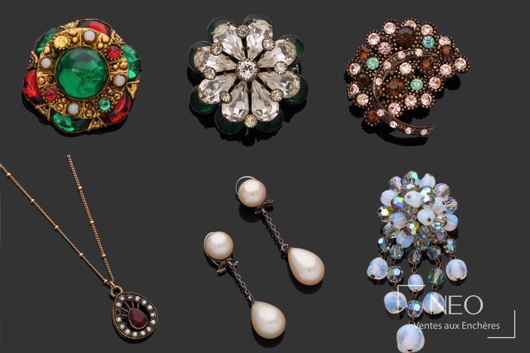 Ensemble de bijoux fantaisie, broches, clips d’oreille et collier