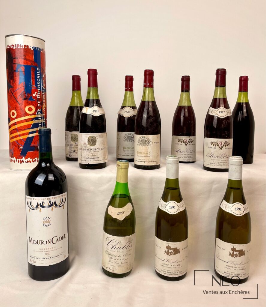 Ensemble de bouteilles de vin de Bourgogne et Mouton Cadet présenté de face
