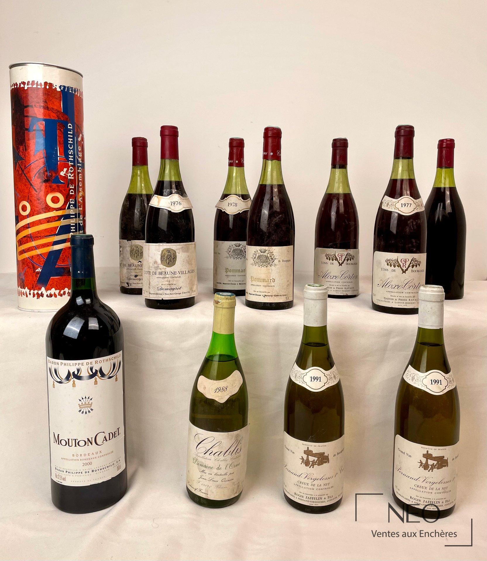 Ensemble de bouteilles de vin de Bourgogne et Mouton Cadet présenté de face