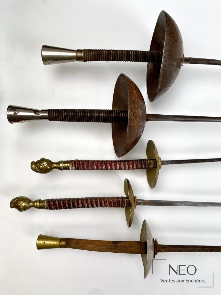 Ensemble de cinq fleurets présentés à plat