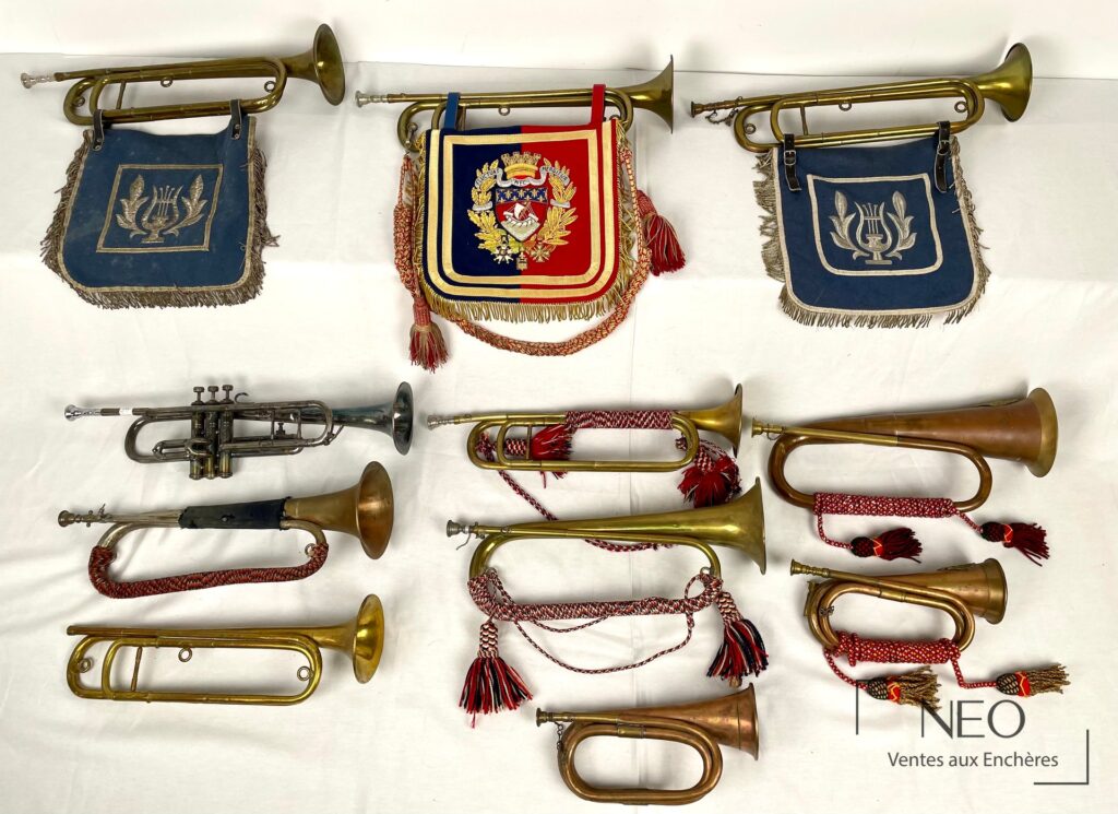 Ensemble de cuivres militaires avec fanions