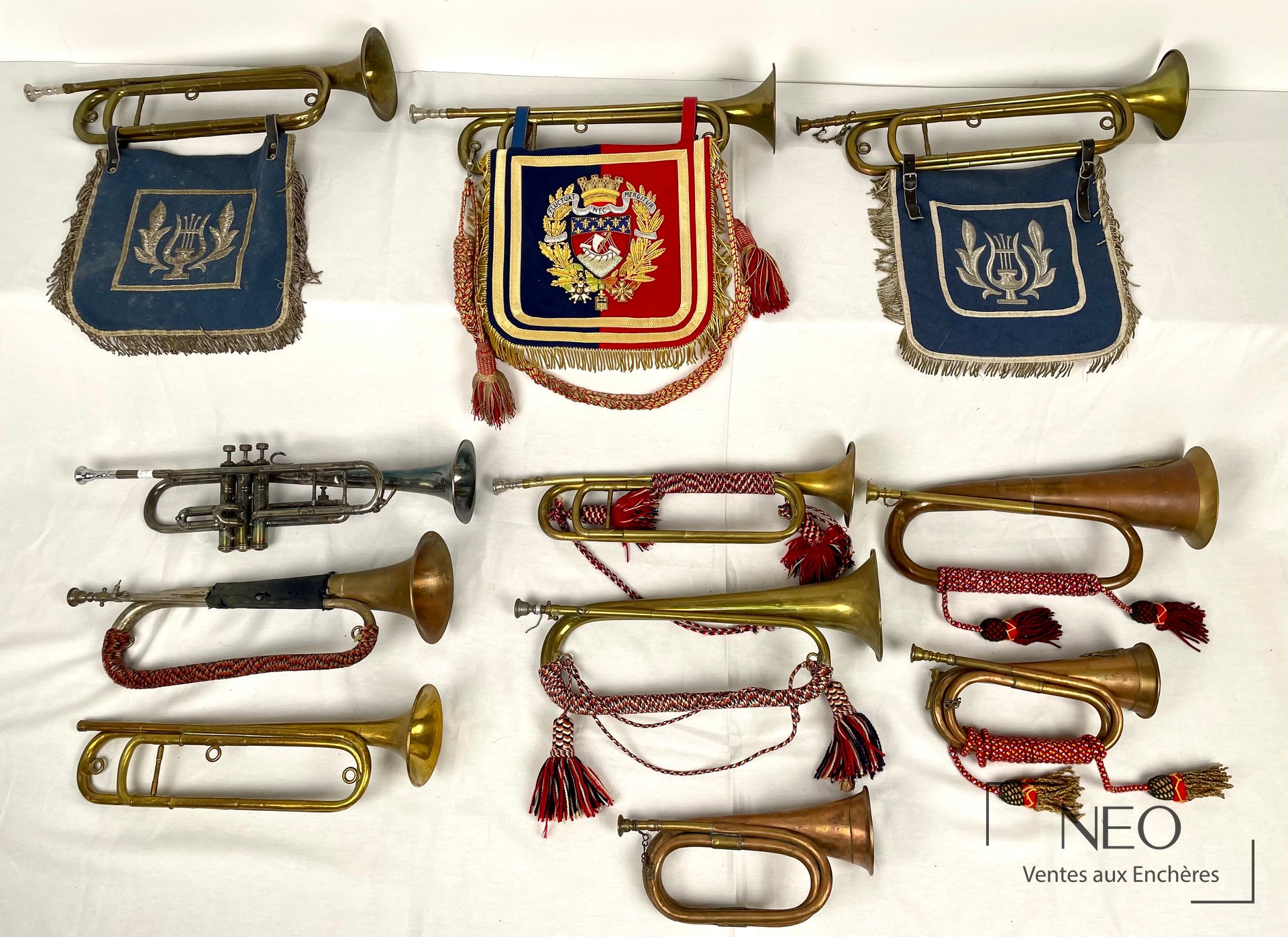 Ensemble de cuivres militaires avec fanions