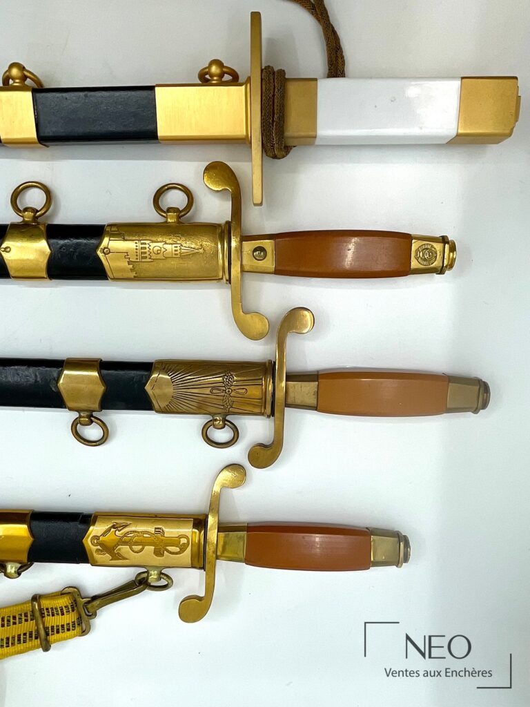 Vue d'ensemble de quatre dagues et de leurs accessoires de ceinturon
