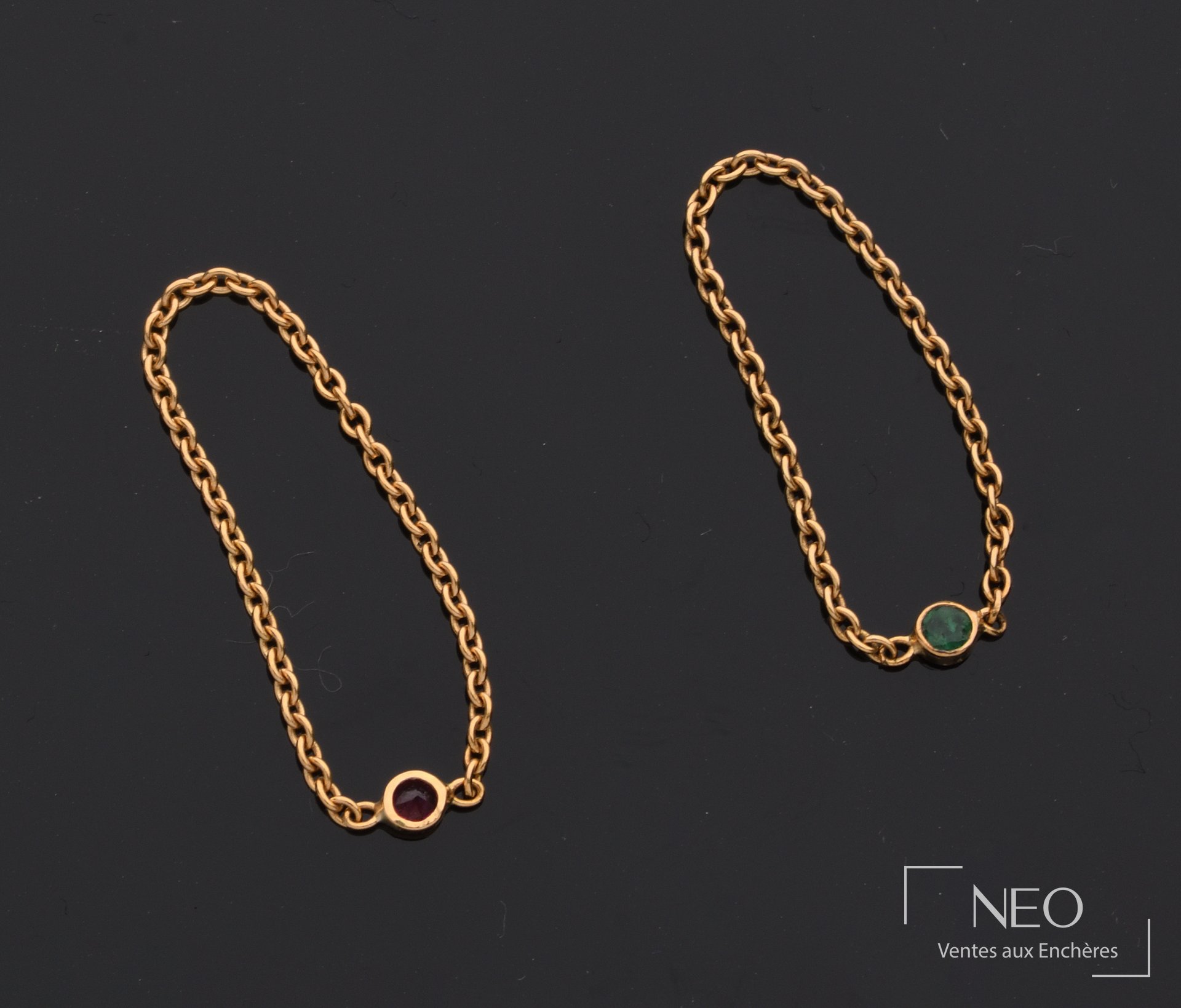 Ensemble de trois bagues en or jaune 18 carats et pierres d’imitation