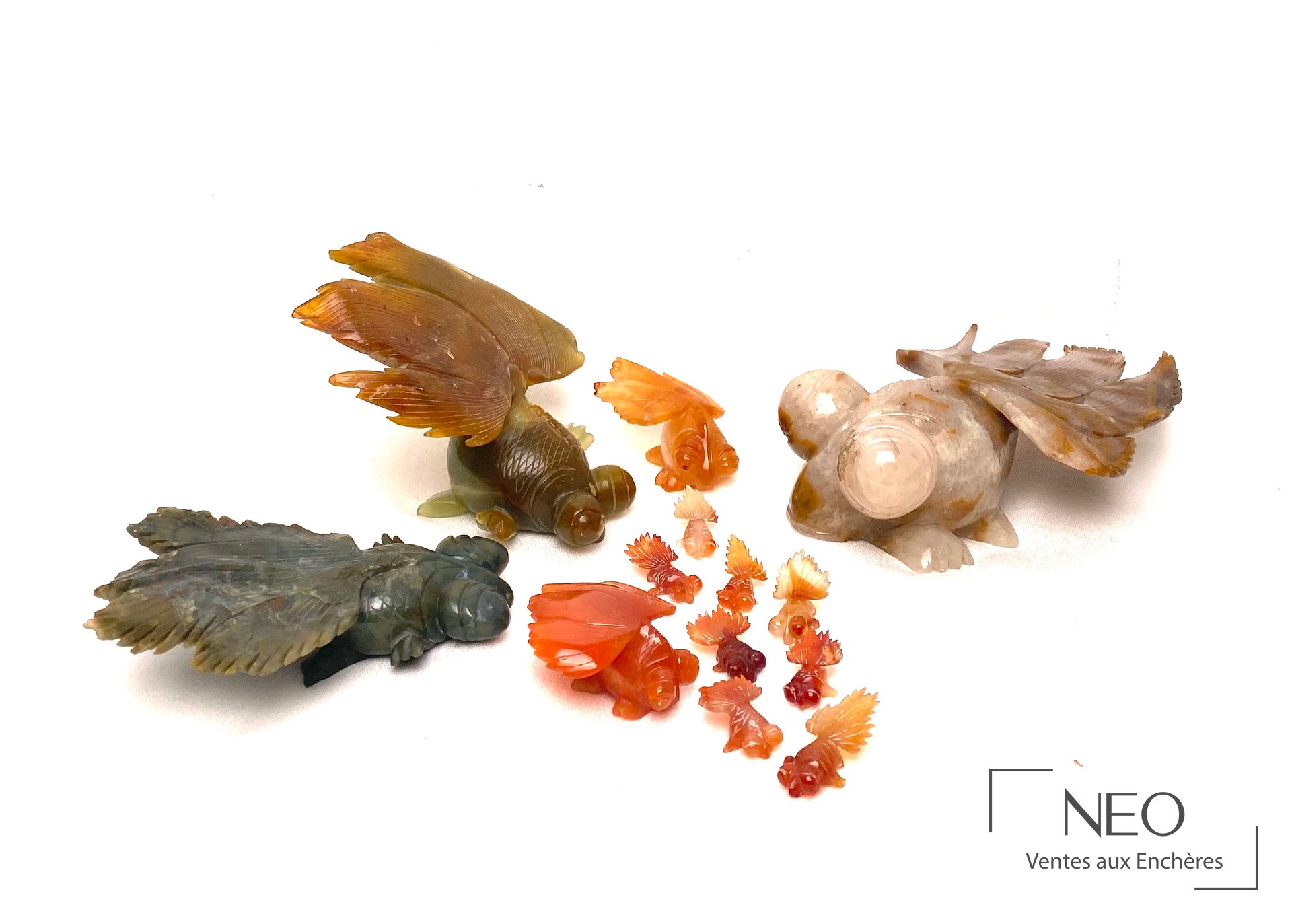 Ensemble de poissons en agate et pierres dures avec deux flacons