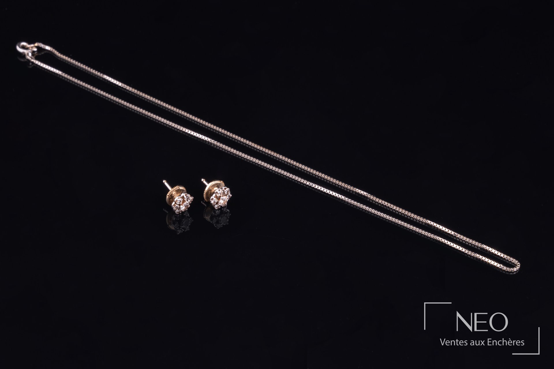 Ensemble chaîne de cou et puces d’oreille en or gris 18 carats