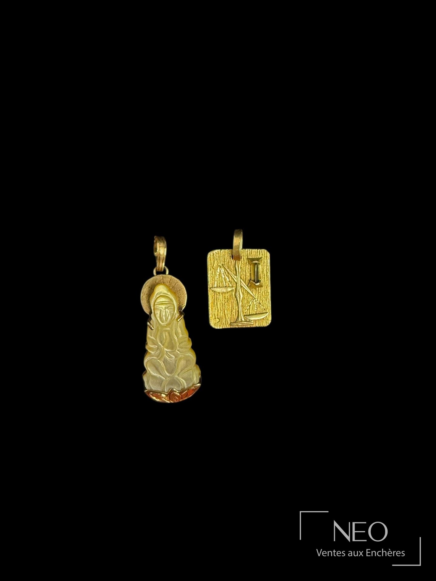 Ensemble de pendentifs en or jaune et or rose, avec nacre