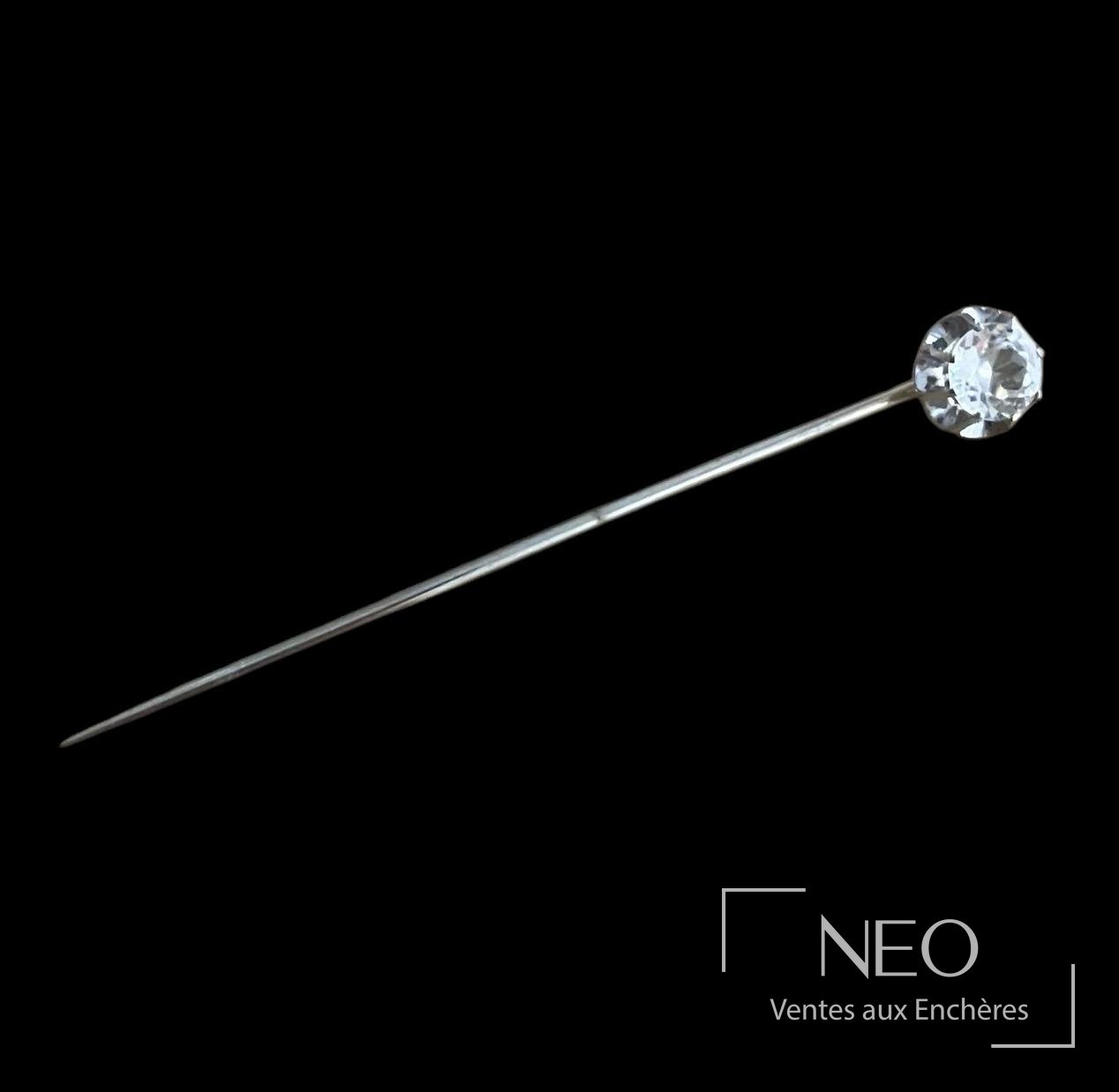 Épingle à cravate en or gris 18 carats et platine sertie d’une pierre blanche