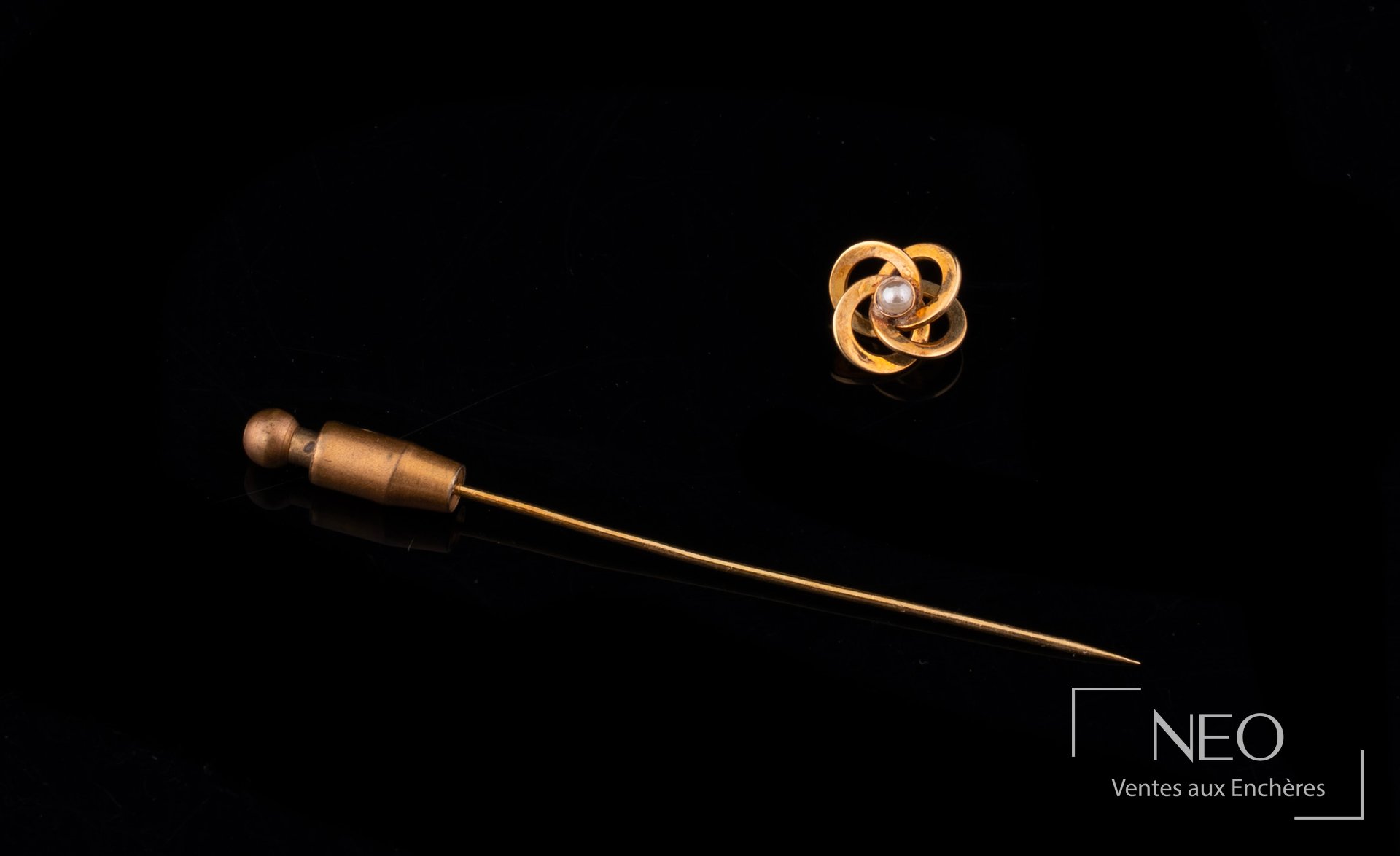 Épingle à cravate en or jaune 18 carats, tête fleurie et semence de perle