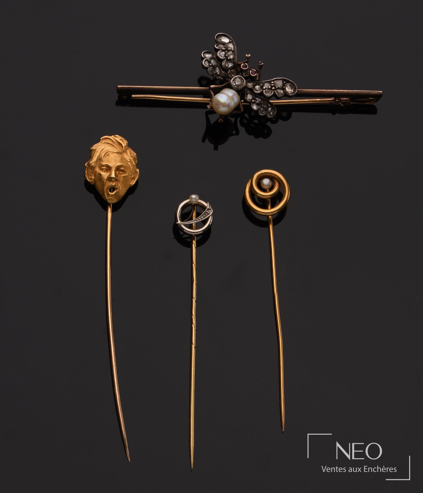Ensemble de trois épingles à cravate en or 18 carats et platine