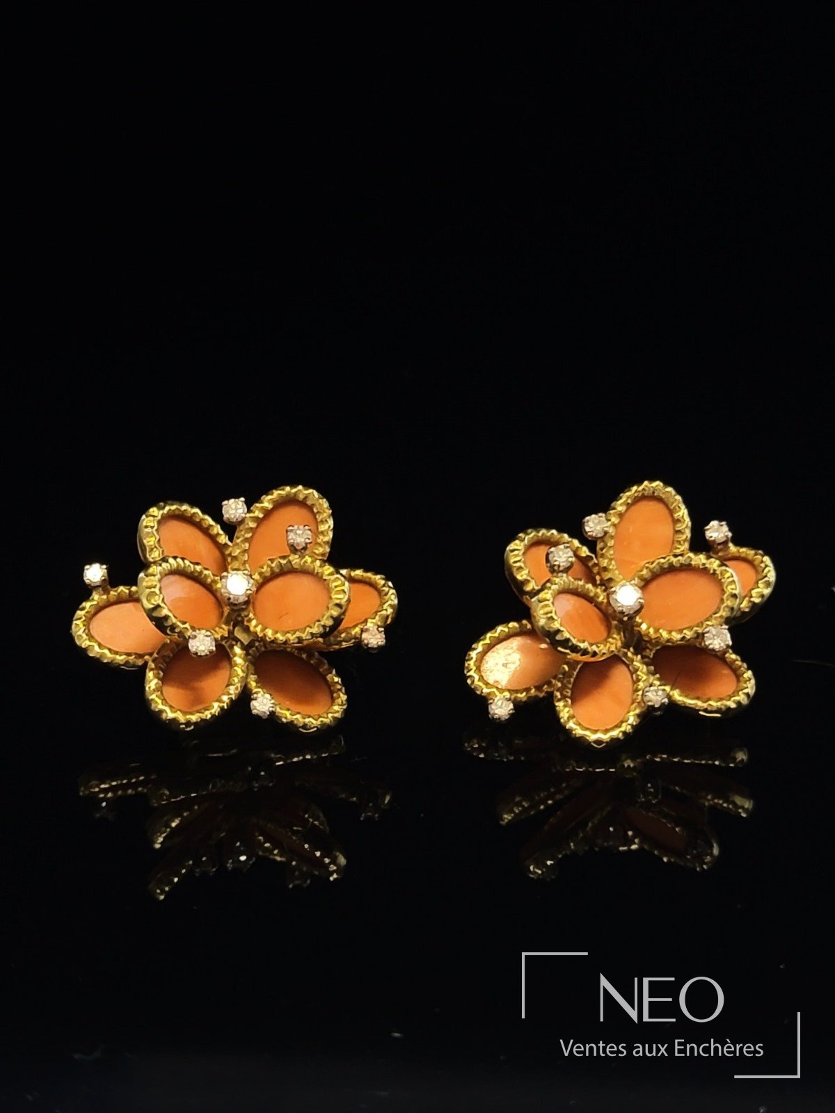 Établissement Richard Paire de clips d’oreilles fleurs en or jaune et corail, circa 1970