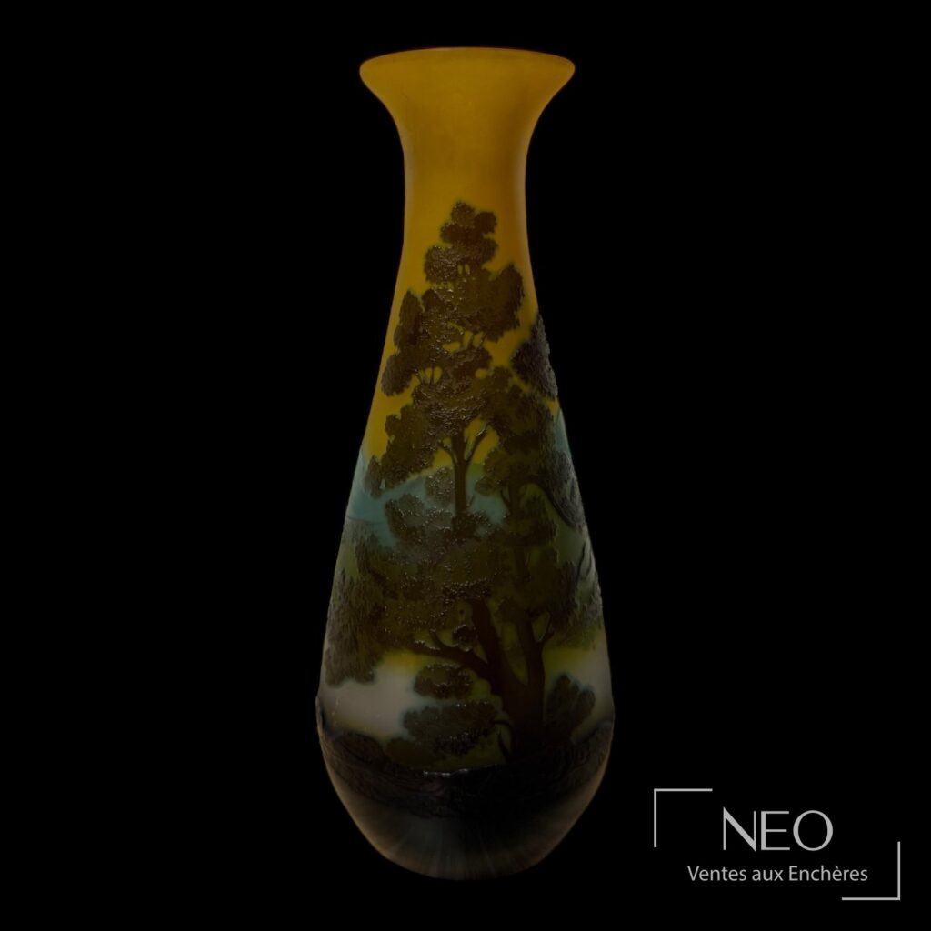 Vase Gallé en verre multicouches à décor de paysage lacustre dans des tons jaune