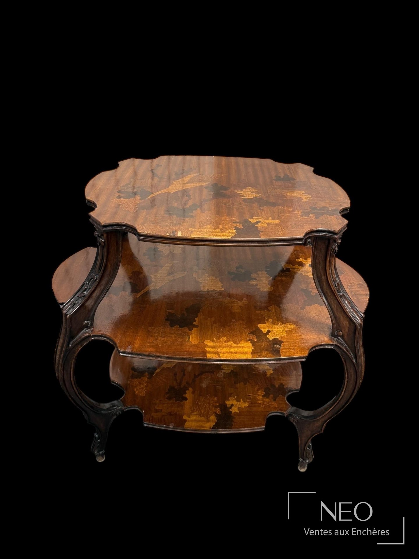 Établissements Gallé Table à thé en bois mouluré et marqueterie de bois