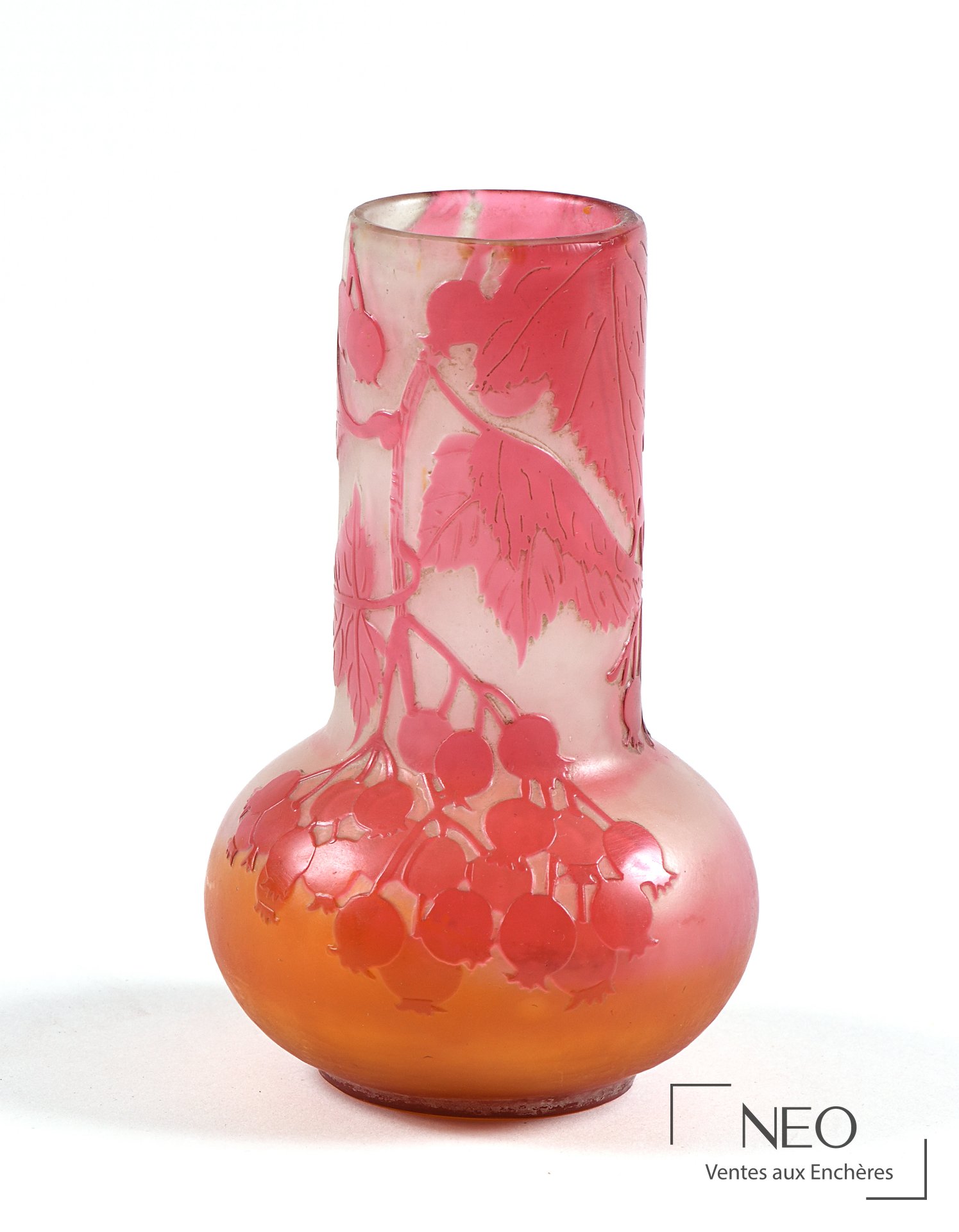 Vase Établissements Gallé en verre multicouches à décor de sorbiers