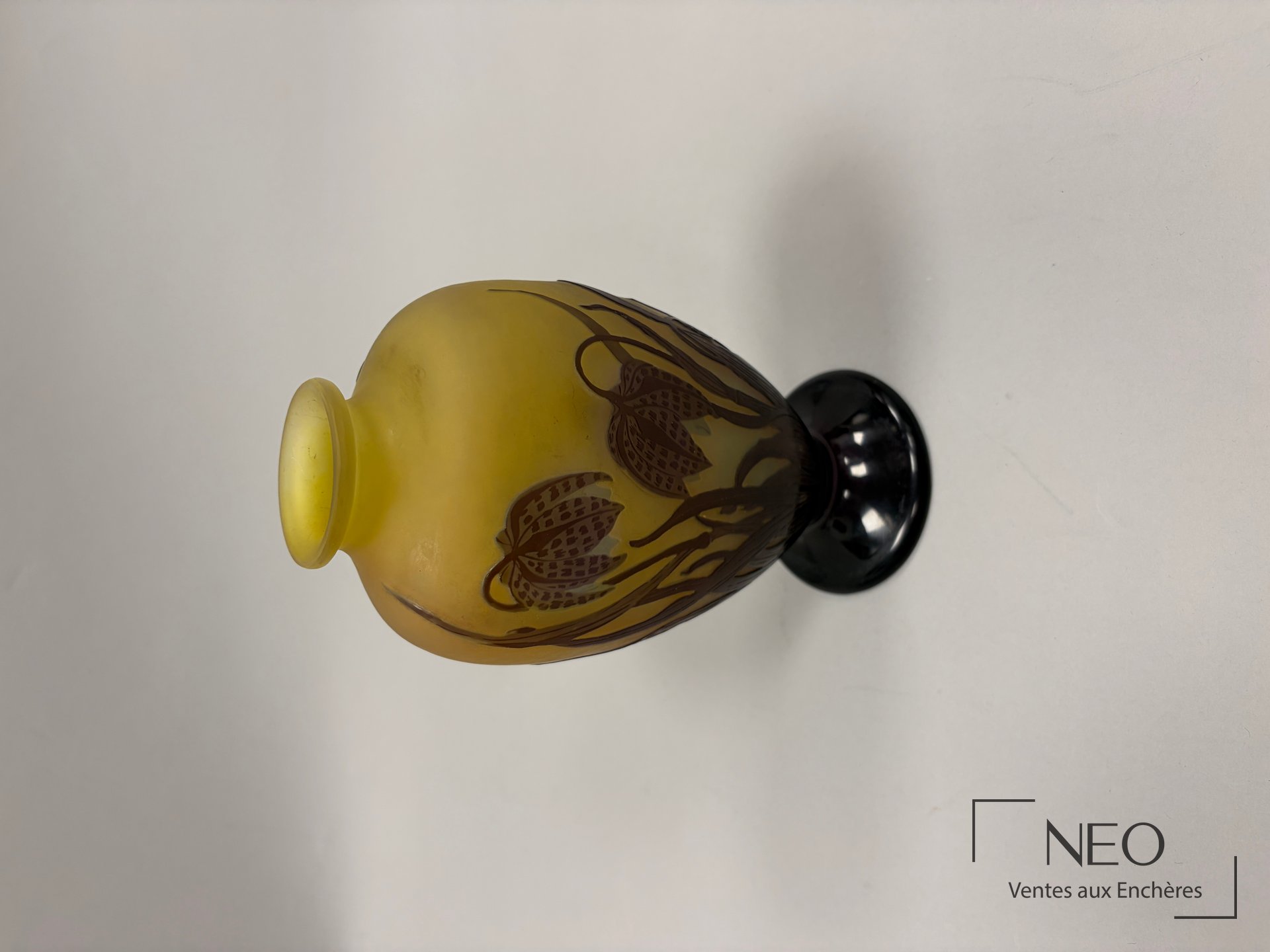 Vase Gallé en verre jaune opalescent à décor floral sombre