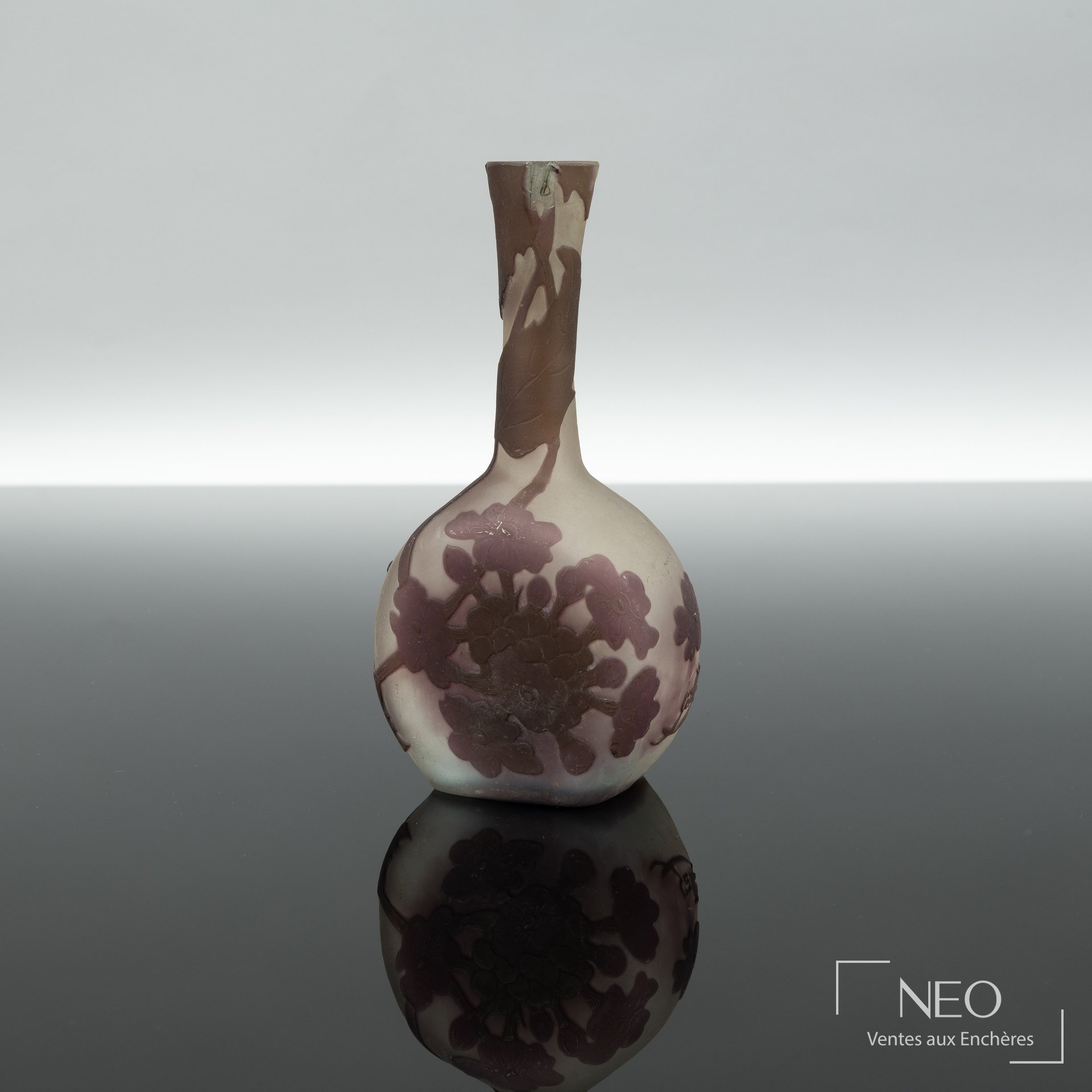 Établissements Gallé Vase soliflore en verre multicouche, décor de primevères