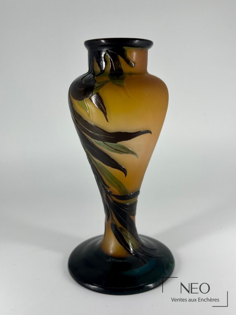 Vase soliflore Gallé en verre brun-vert à décor feuillagé