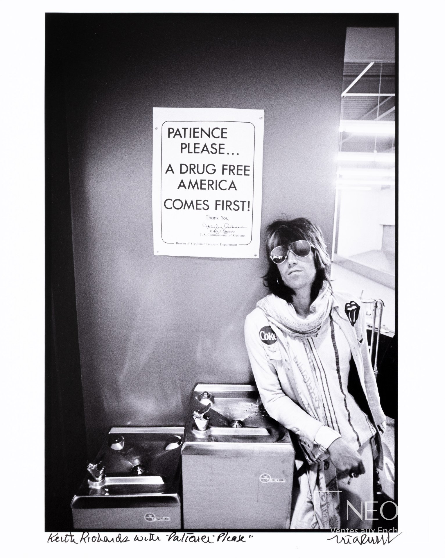 Photographie noir et blanc de Keith Richards devant une fontaine à eau