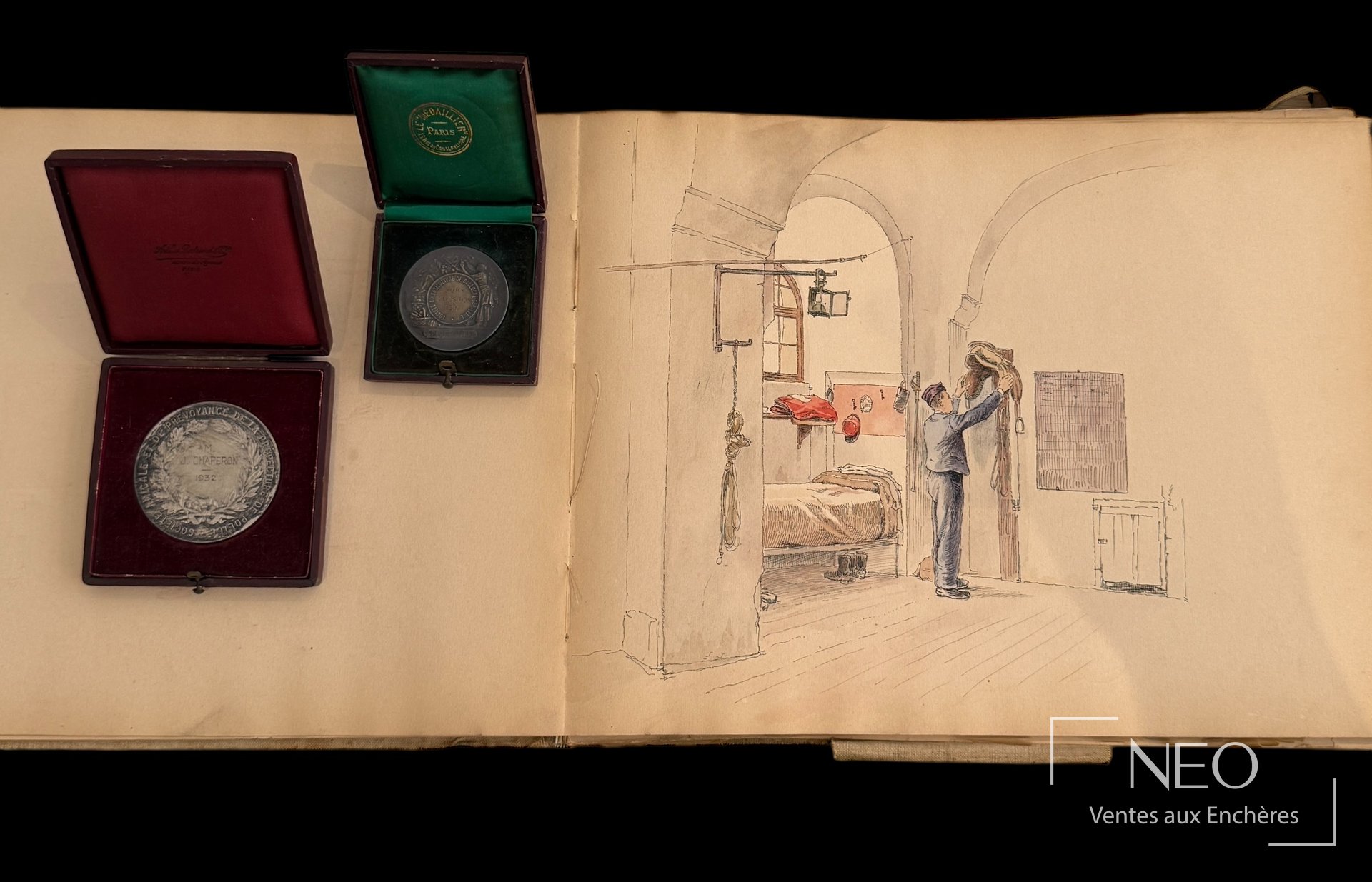 Cahier ouvert avec dessin intérieur et deux médailles en écrins