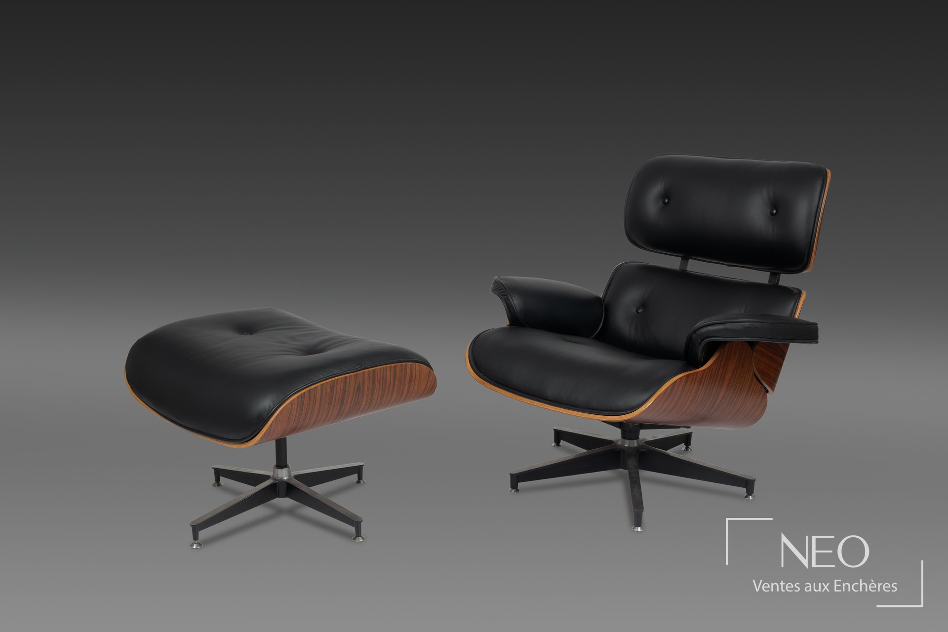 Fauteuil pivotant et repose-pied dans le goût de Charles et Ray Eames