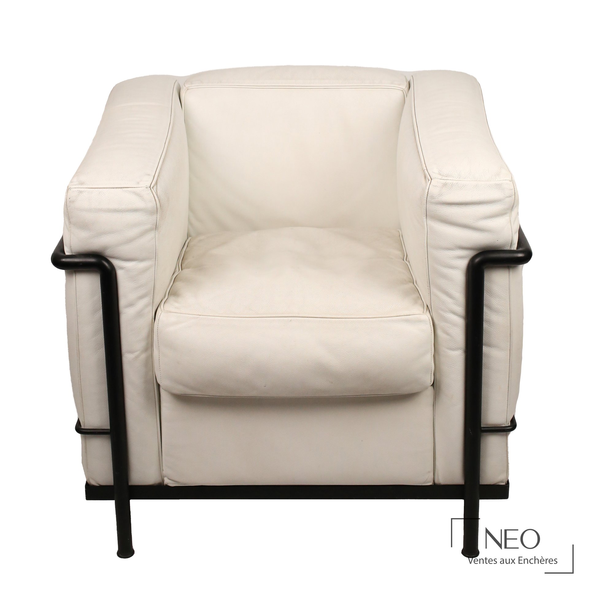 Fauteuil LC2 Cassina en cuir blanc et structure tubulaire noire