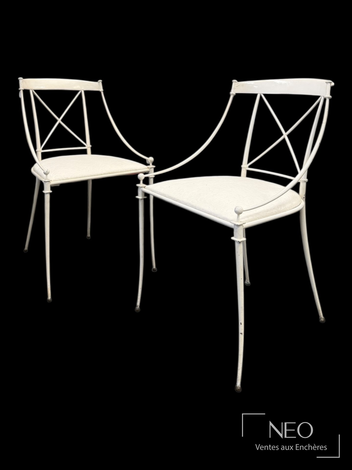 Paire de fauteuils en fer forgé laqué blanc avec dossiers ajourés et assises claires