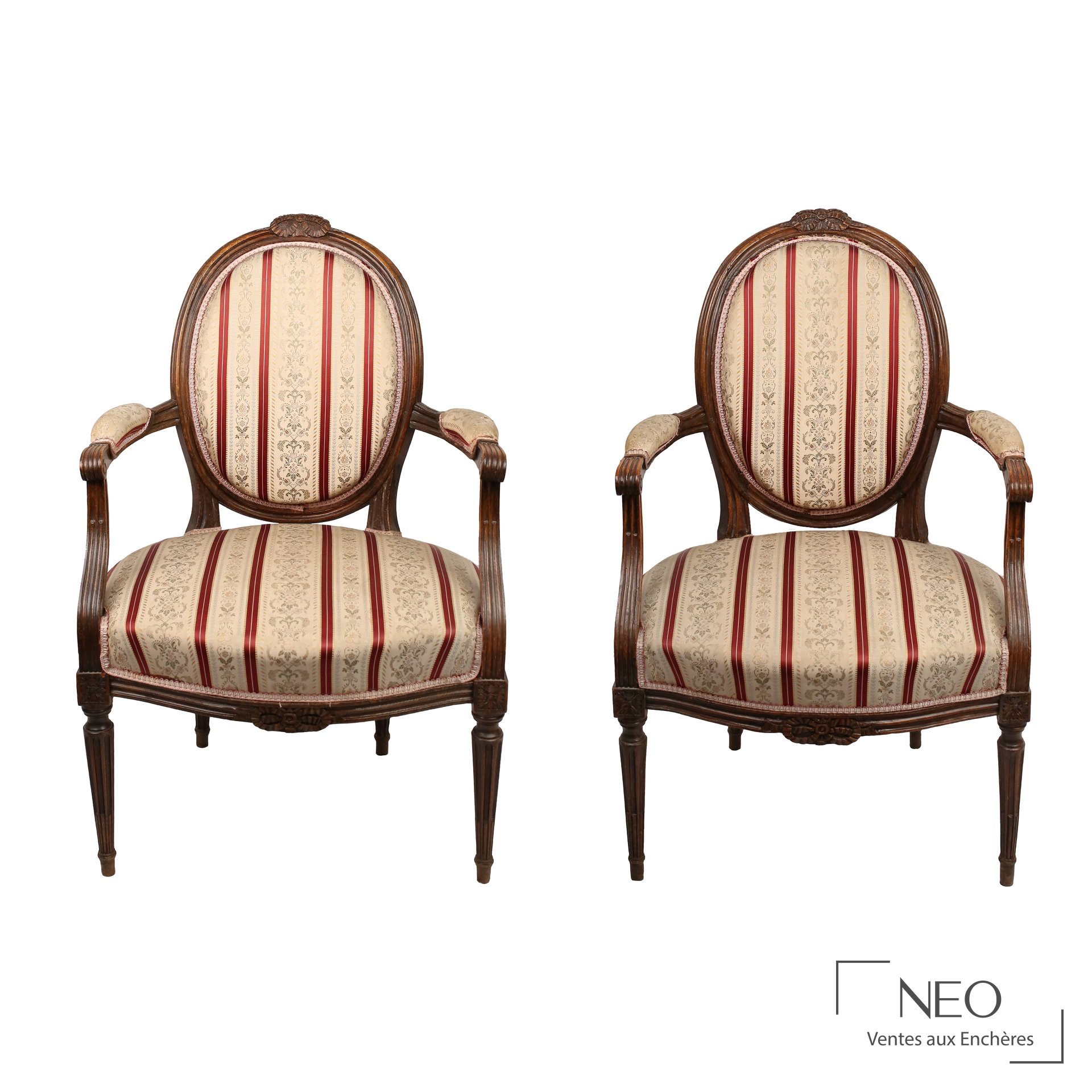 Paire de fauteuils cabriolets Louis XVI en bois sculpté avec garniture rayée et dossier médaillon
