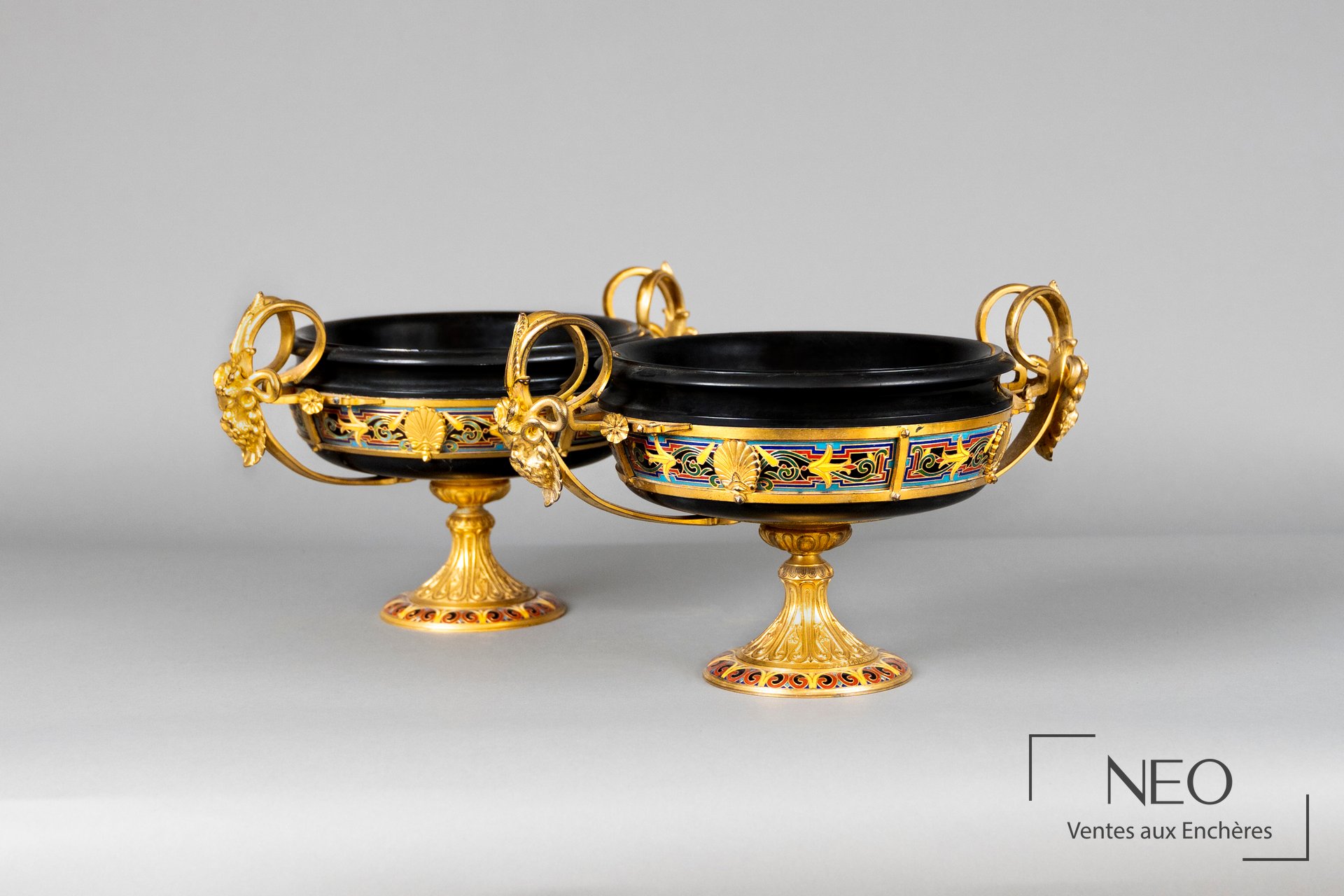 Paire de coupes Ferdinand Barbedienne en pierre noire et bronze doré