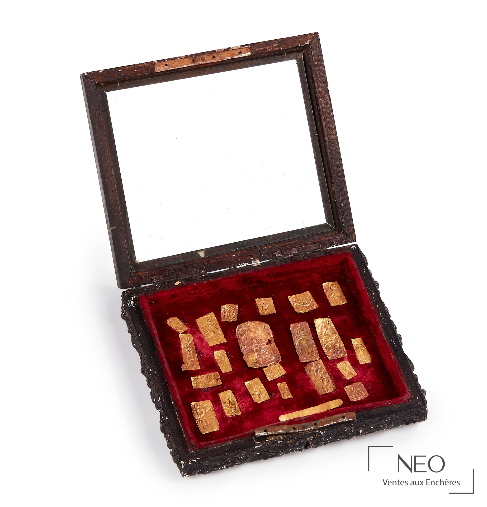Ensemble de feuilles d’or dans un cadre vitré à fond de velours rouge