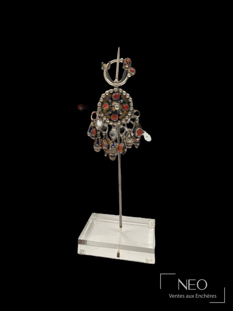 Fibule ronde kabyle en argent émaillé et corail sur son support