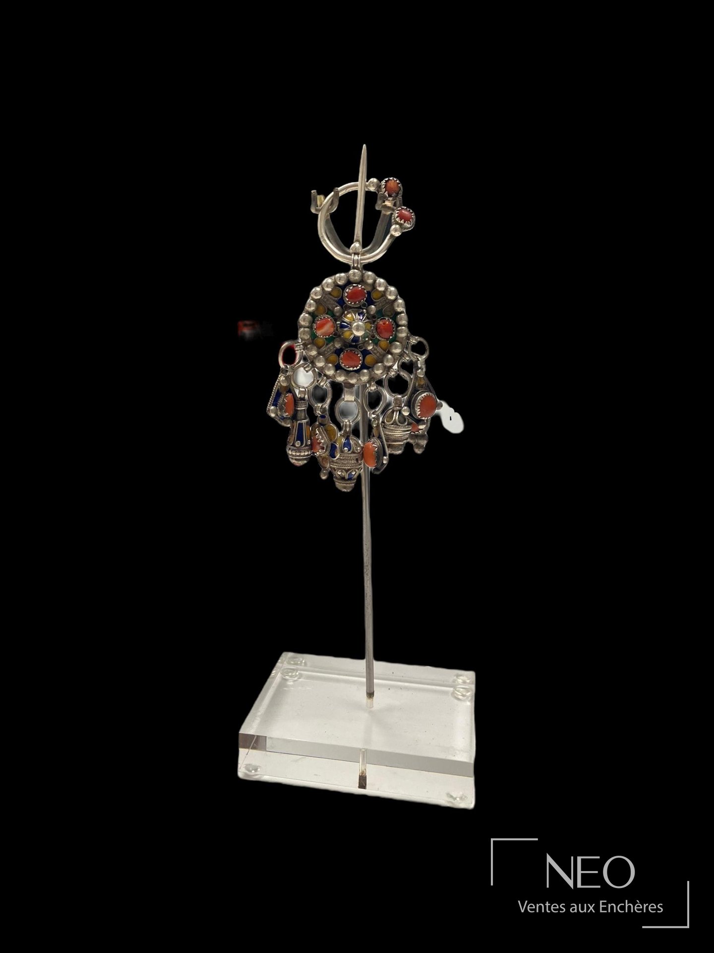 Fibule ronde kabyle en argent émaillé et corail