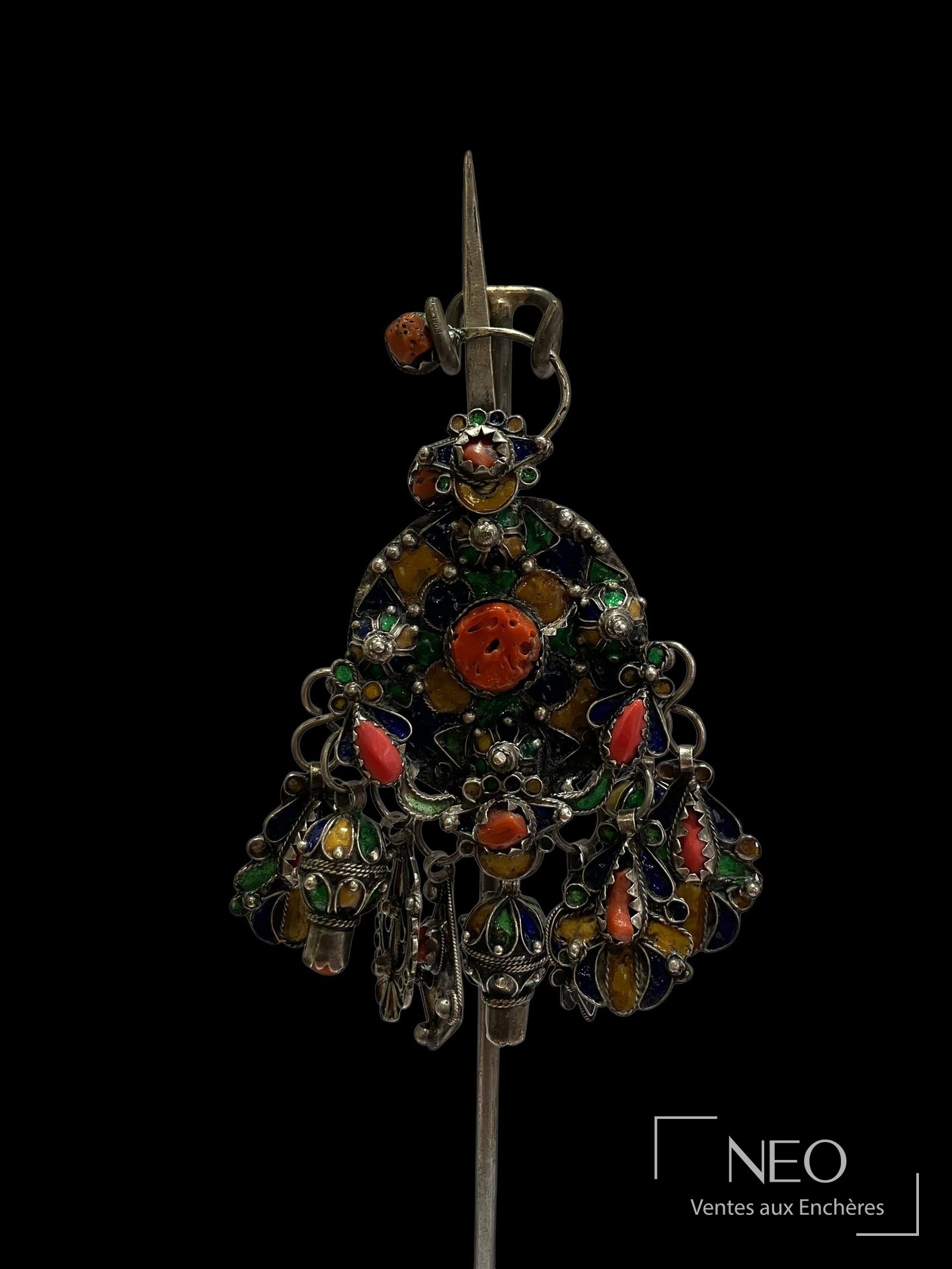 Algérie, Kabylie. Fibule ronde en argent à émail polychrome et corail