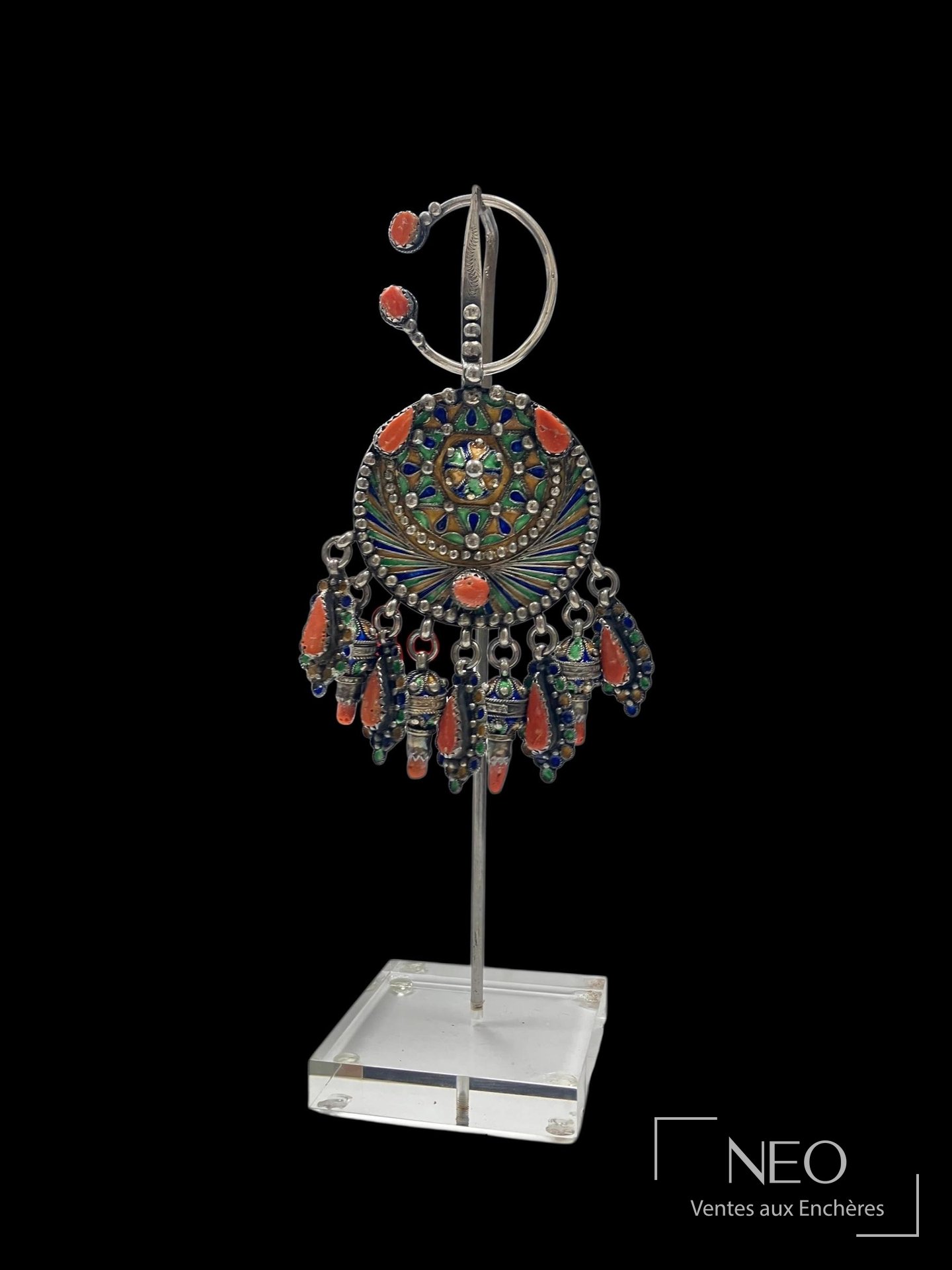Fibule ronde en argent, émail polychrome et corail, Kabylie