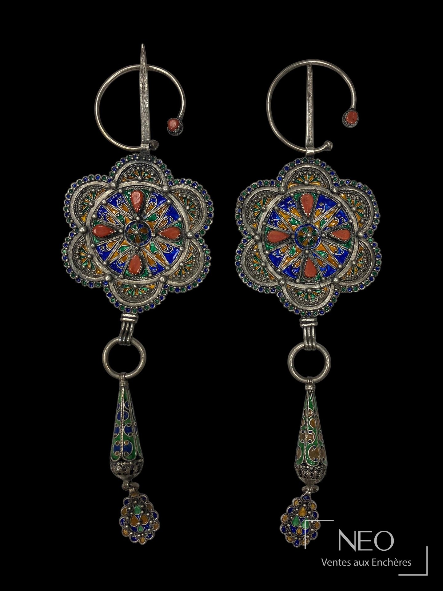Algérie, Kabylie. Paire de fibules Tabzimt en argent émaillé et corail