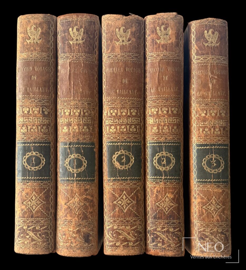 Dos de cinq volumes reliés en basane marbrée avec titres et tomaisons dorés.