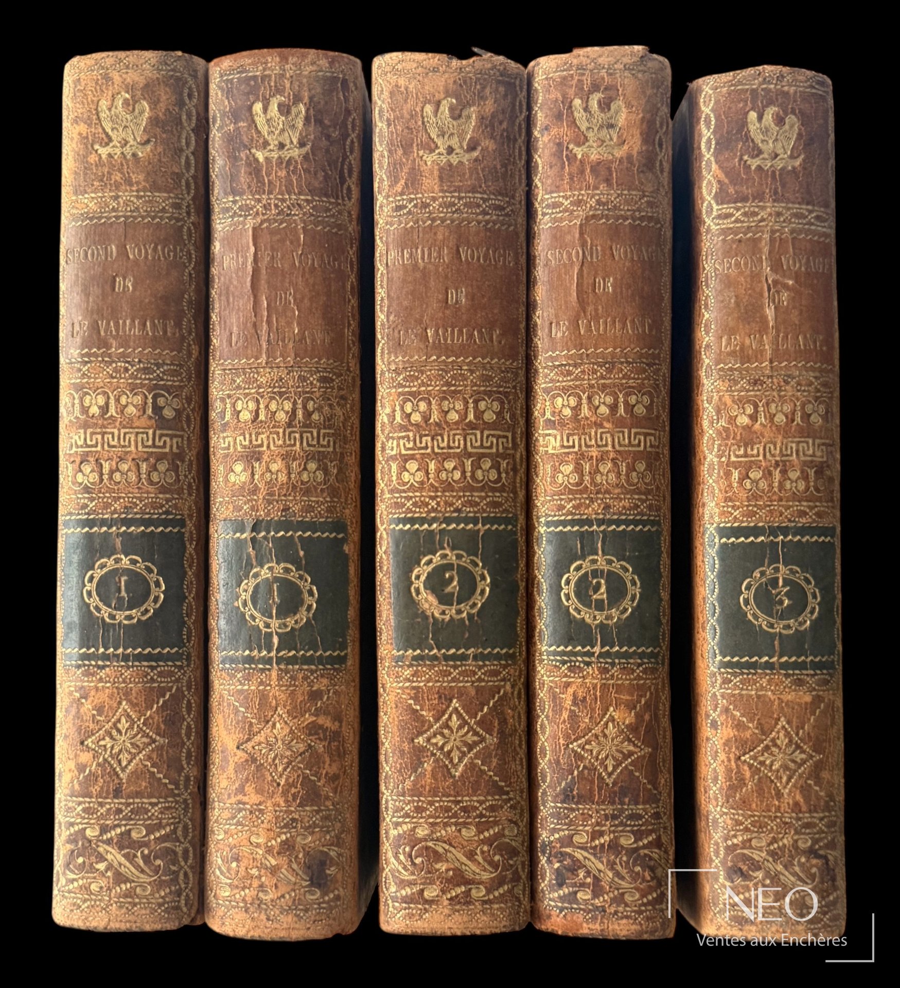 Dos de cinq volumes reliés en basane marbrée avec titres et tomaisons dorés.