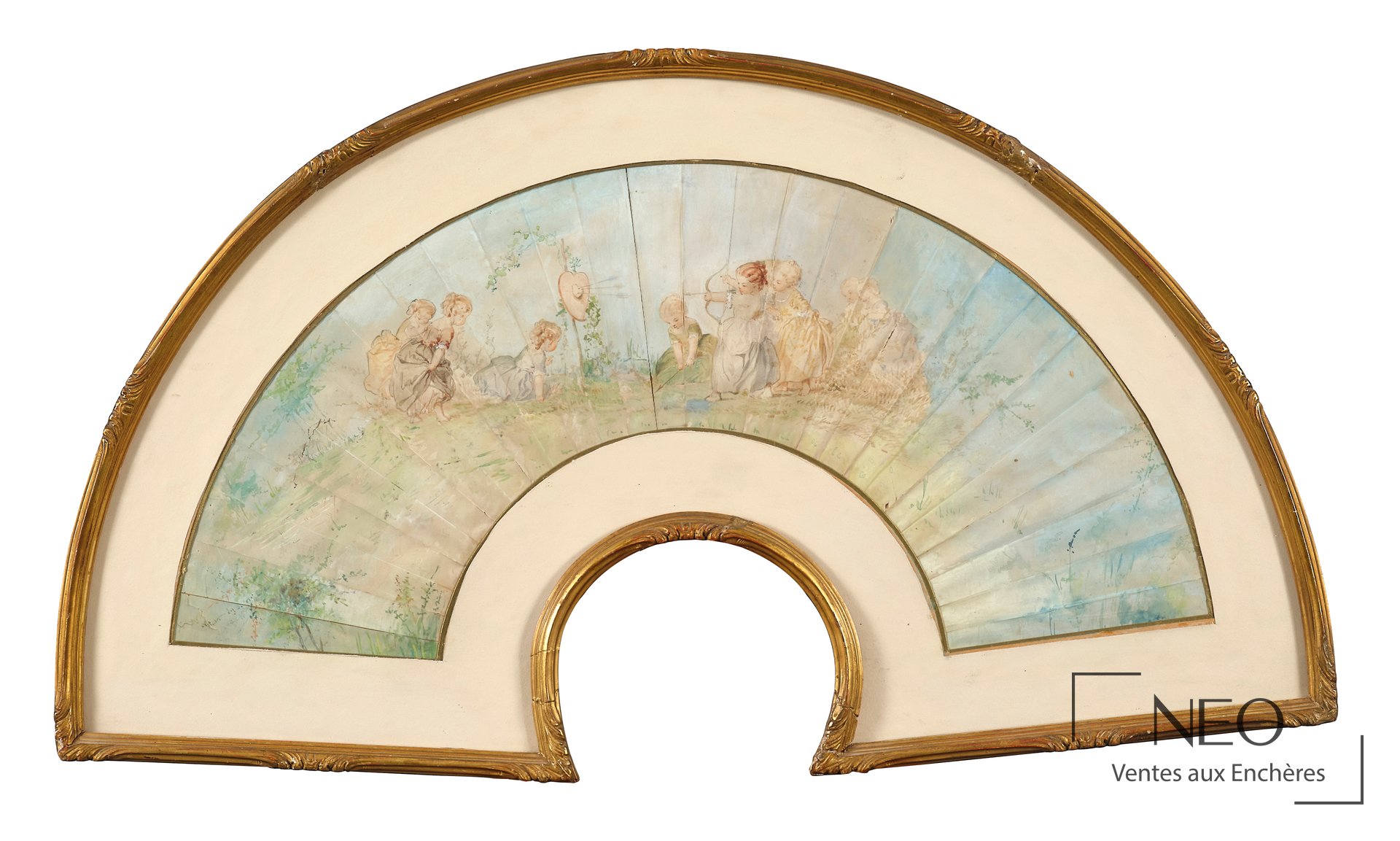 Projet d’éventail peint avec scène d’enfants jouant au tir à l'arc dans un encadrement semi-circulaire.