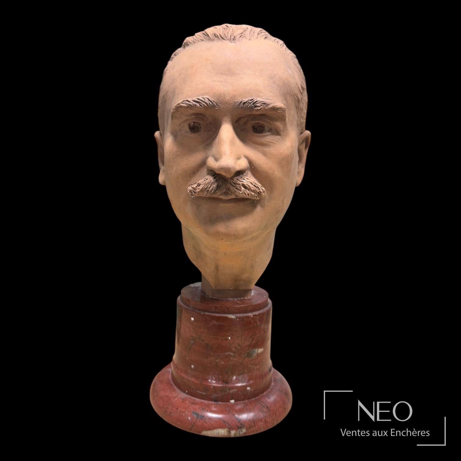Portrait en terre cuite d'un homme sur socle en marbre rouge