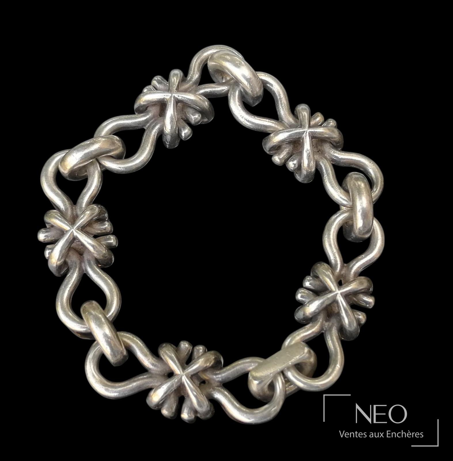 Bracelet en argent aux maillons articulés en forme d’omégas affrontés