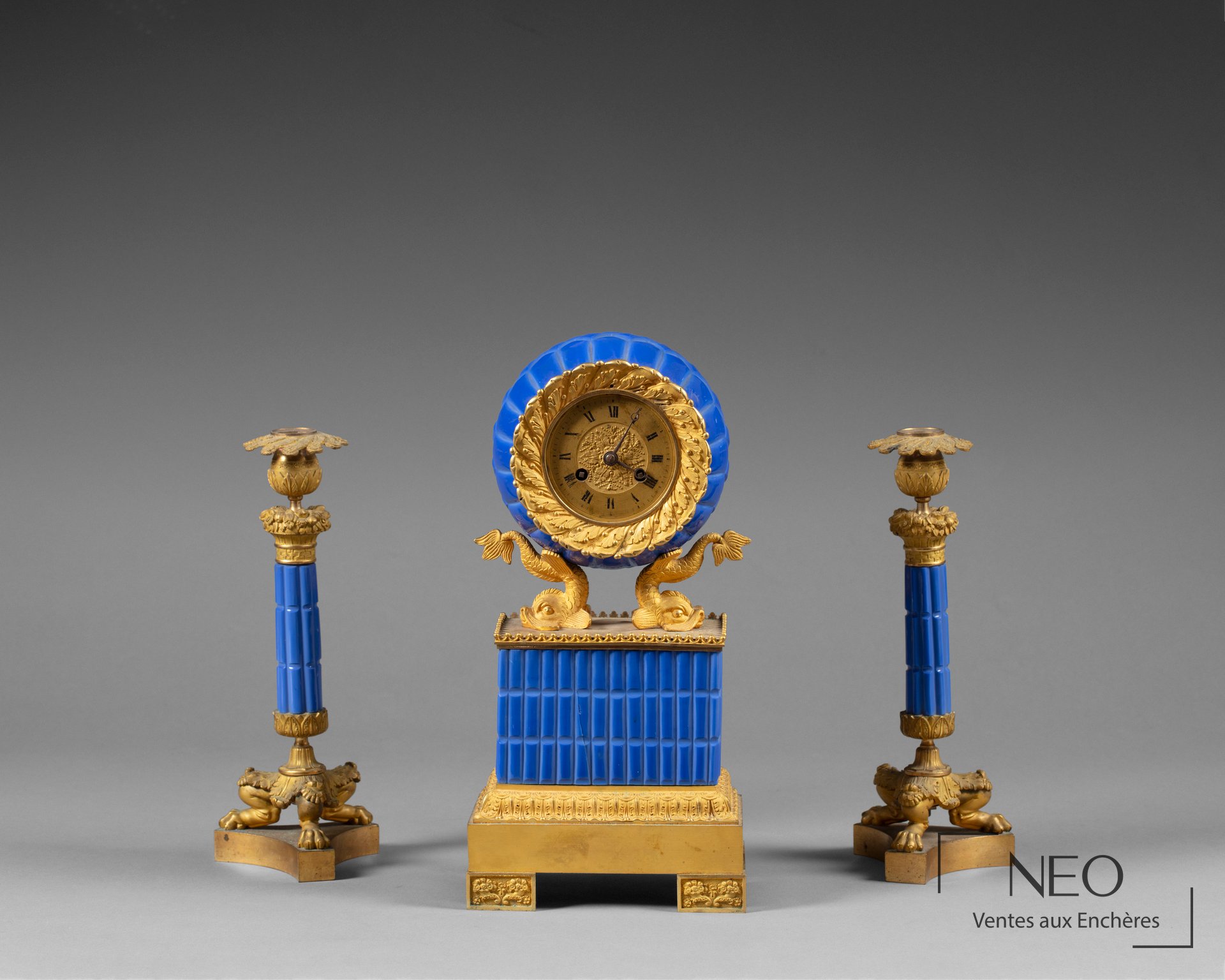 Garniture de cheminée Restauration en bronze ciselé doré et faïence bleue