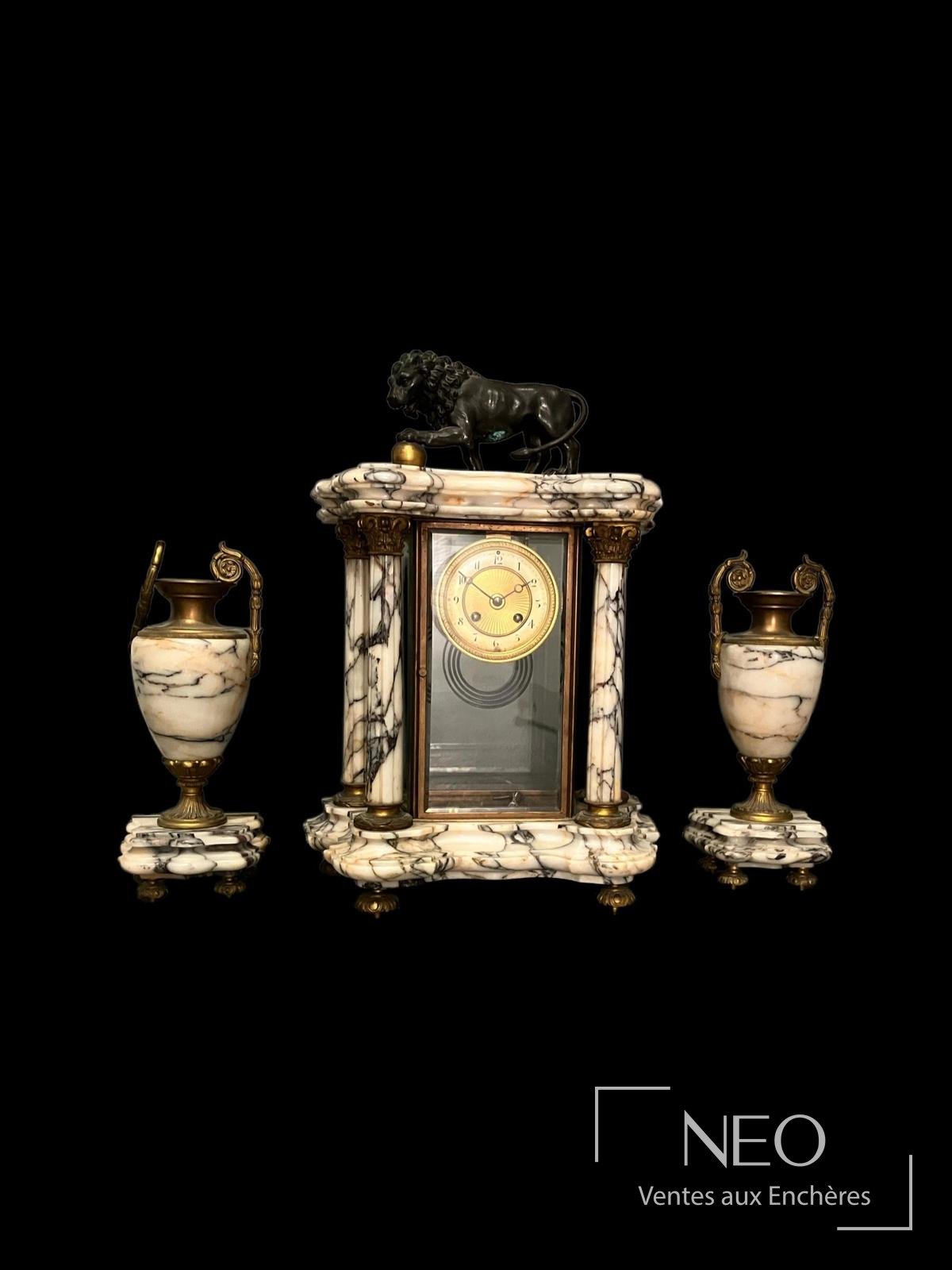 Garniture de cheminée portique en marbre blanc, lion en régule, XIXe siècle ou postérieur
